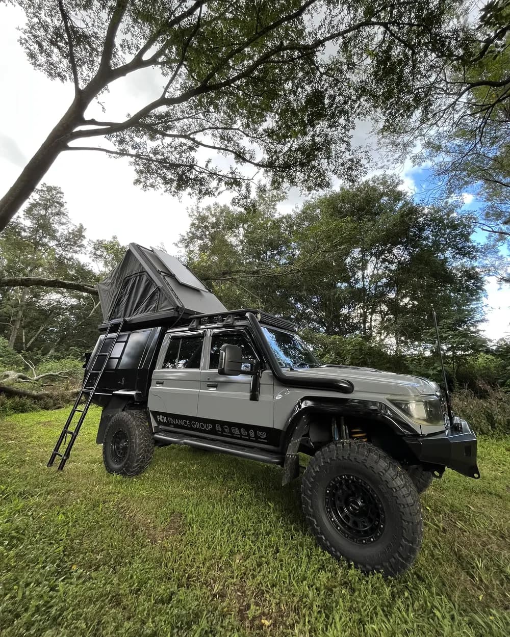Drewsy's 79 with the hard-shell rooftop tent up and the ladder down.